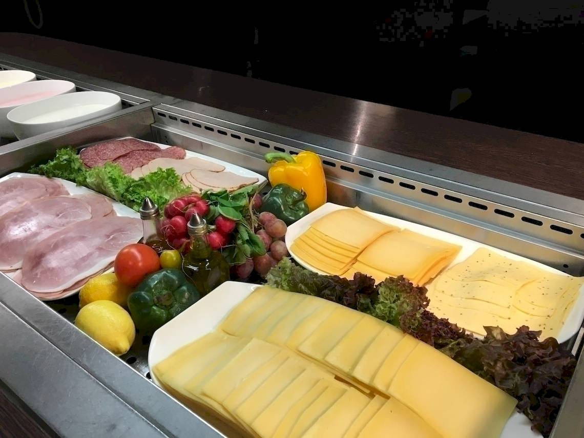 Buffetauswahl im XO Hotels Blue Square mit Fleisch, Käse, Gemüse und Salaten.