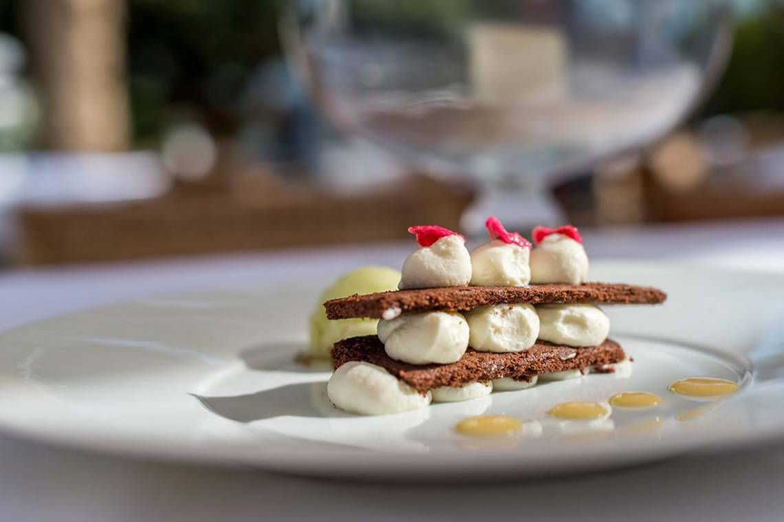 Dessert im Elounda Bay Palace auf einem weißen Teller serviert.