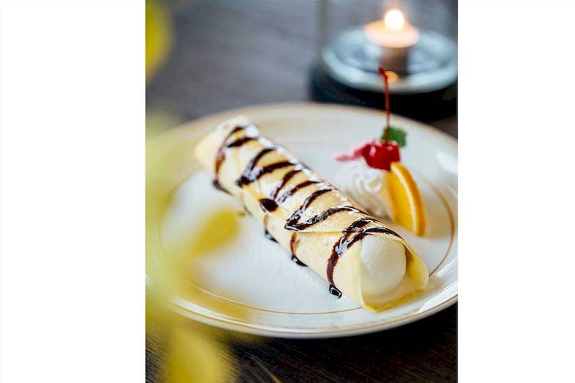 Dessert auf einem Teller im Cape Panwa Hotel mit Schokoladensauce und Zitrone