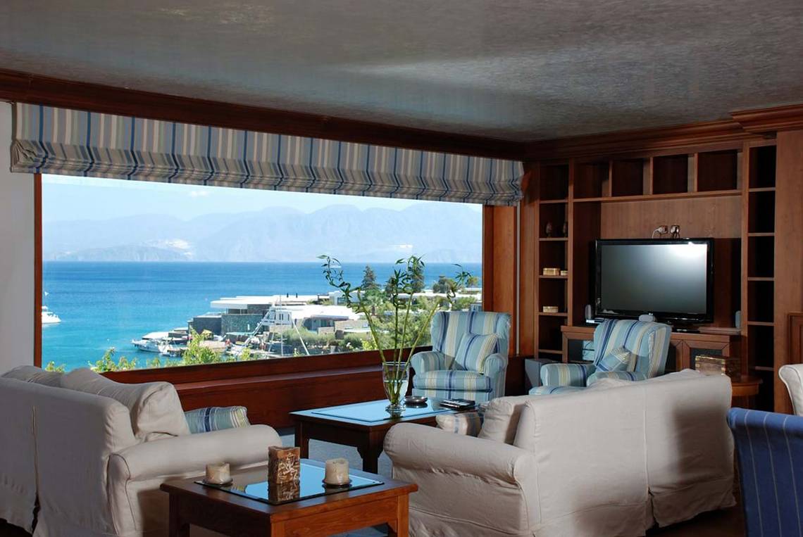 Wohnzimmer im Elounda Bay Palace mit Blick auf das Meer und die Berge.