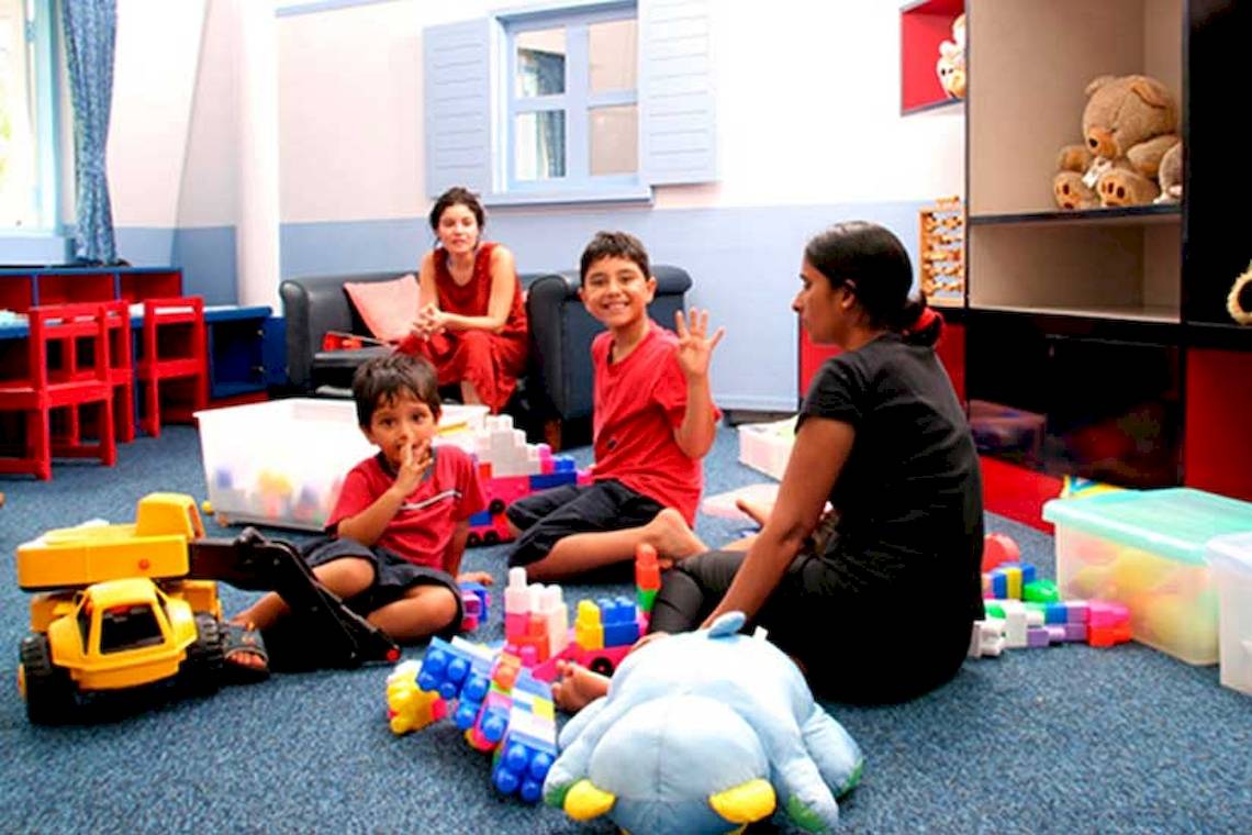 Im Cape Panwa Hotel spielen Kinder mit Spielzeug auf dem blauen Boden.