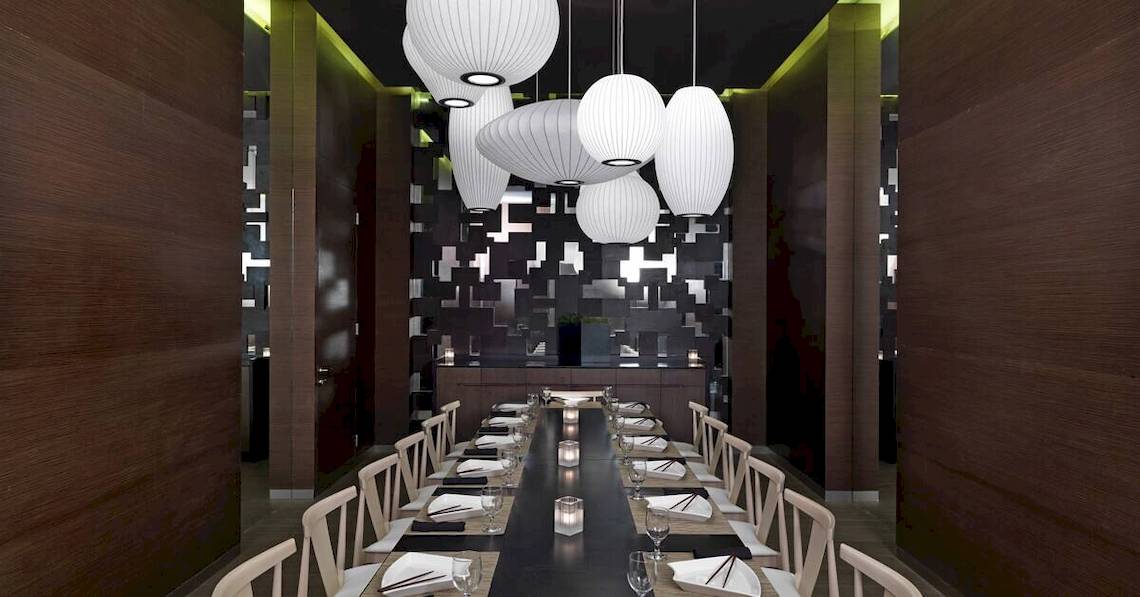Restaurantbereich des Paradisus Playa del Carmen mit langem Tisch und weißen Stühlen