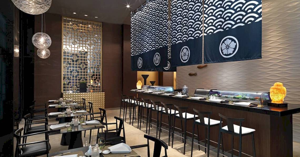 Innenansicht des Restaurants im Paradisus Playa del Carmen mit Tisch und Stühlen.