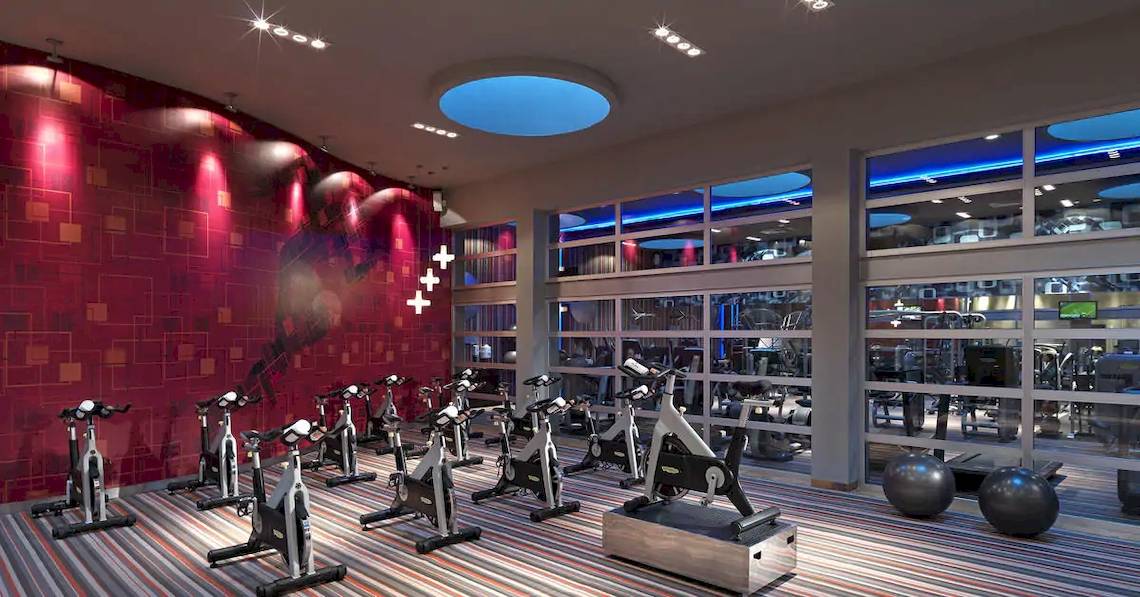Fitness Center im Paradisus Playa del Carmen Hotel mit roten Wänden und vielen Trainingsger�äten