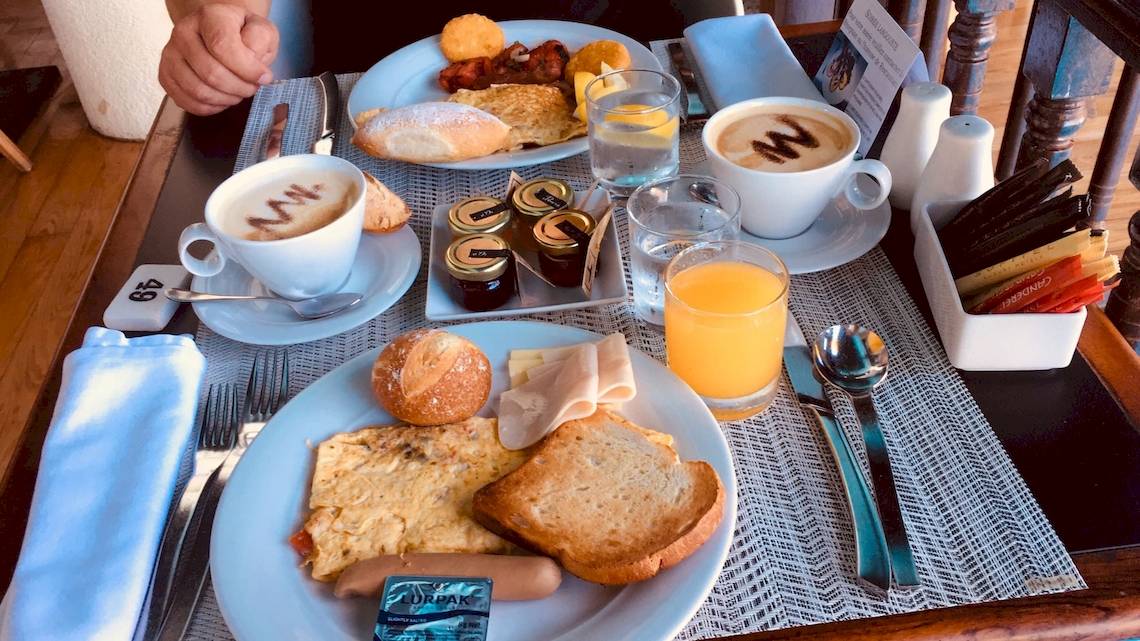 Frühstücksbuffet im Sofitel Mauritius L'Imperial Resort & Spa mit Kaffee, Orangensaft, Brot, Eiern und weiteren Speisen.