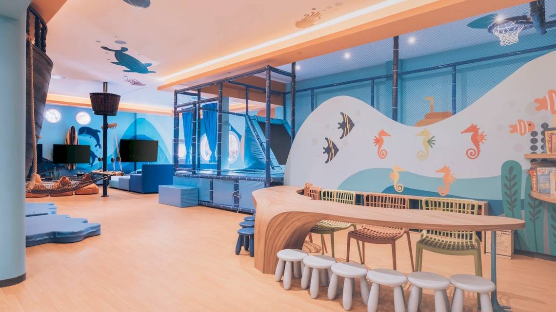 Kinderspielbereich im Iberostar Paraiso del Mar Hotel mit blauer Wandgestaltung und Meerestieren.