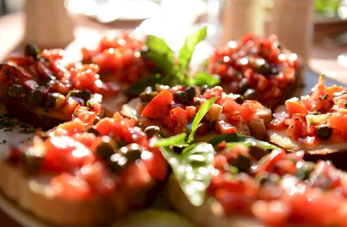 Nahaufnahme von Tomaten auf Toast im Saint Patrick's Hotel Gozo.