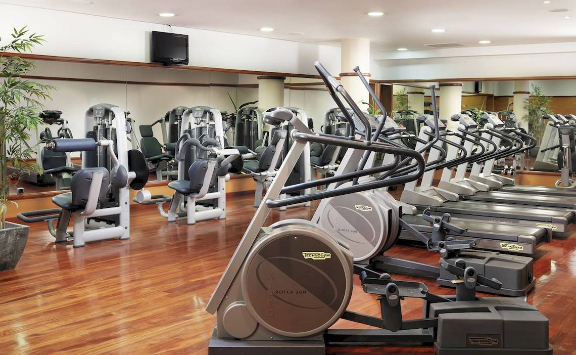 Fitnesscenter im H10 Playa Meloneras Palace Hotel mit verschiedenen Trainingsgeräten.