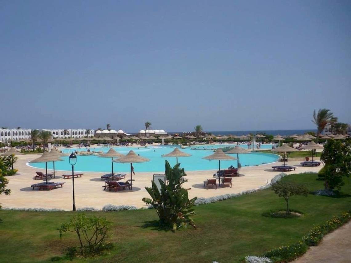 Gorgonia Strand Resort mit vielen Sonnenschirmen und Liegestühlen rund um den Pool