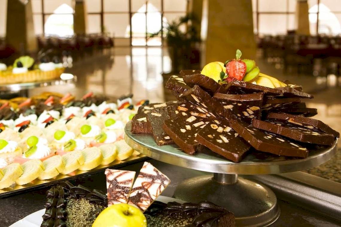 Buffet-Auswahl im Gorgonia Beach Resort mit verschiedenen Desserts und Pralinen.
