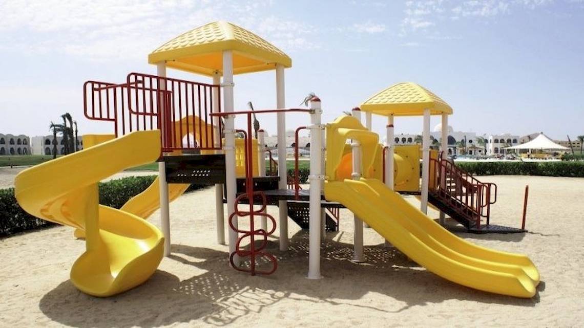 Kinderspielplatz im Gorgonia Beach Resort Hotel mit gelben Rutschen und roter Treppe.