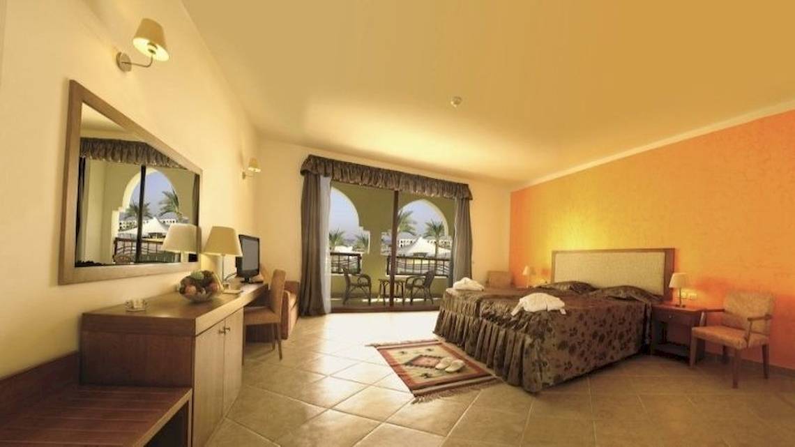 Hotelzimmer im Gorgonia Beach Resort mit Blick auf den Balkon und Außenbereich.
