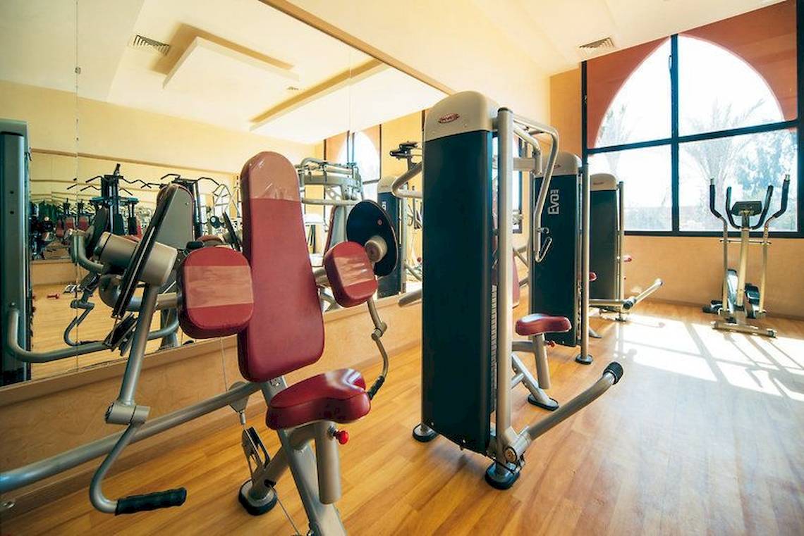Fitnessstudio im Pickalbatros Aqua Fun Club mit verschiedenen Geräten und Holzboden.