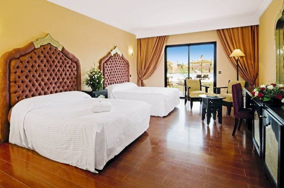 Doppelzimmer im Pickalbatros Aqua Fun Club Hotel mit zwei Betten, einem Tisch und einem Balkon.