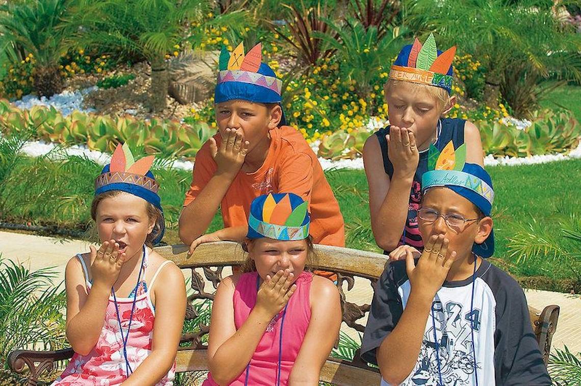 Kinder mit Indianer Kopfbedeckung im Hotel Garten von Fiesta Beach Djerba