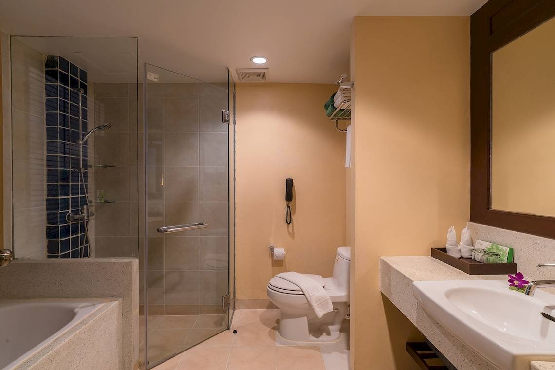 Badezimmer im Briza Beach Resort mit Badewanne, Dusche, Toilette und Waschbecken.