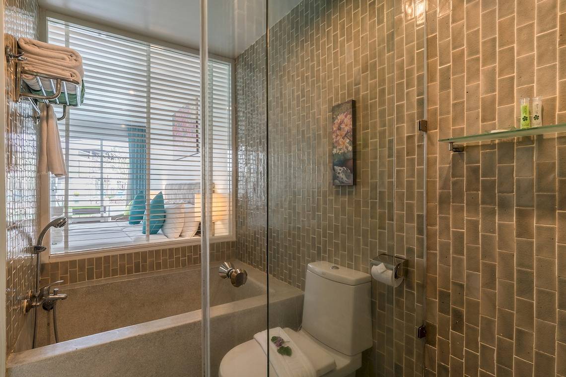 Badezimmer mit Badewanne und Dusche im Briza Beach Resort Hotel