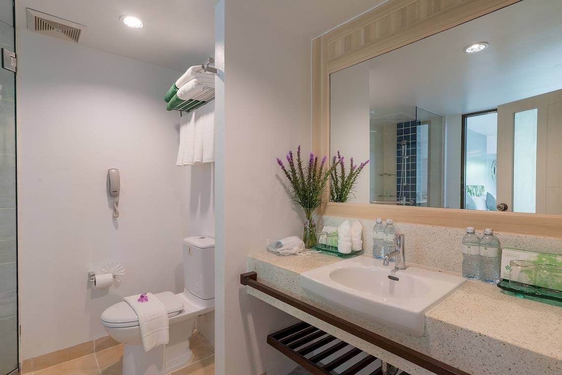 Badezimmer im Briza Beach Resort mit Toilette, Waschbecken und Dusche.