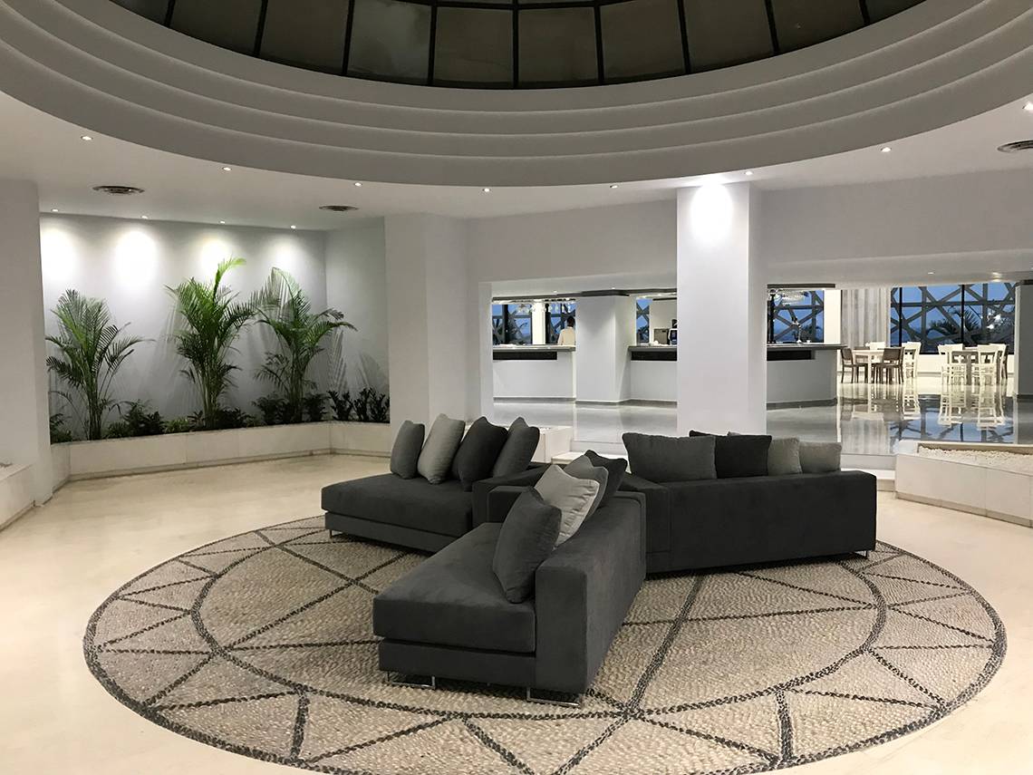 Akti Imperial Deluxe Resort & Spa Dolce by Wyndham Lobby mit grauen Sofas und Teppich