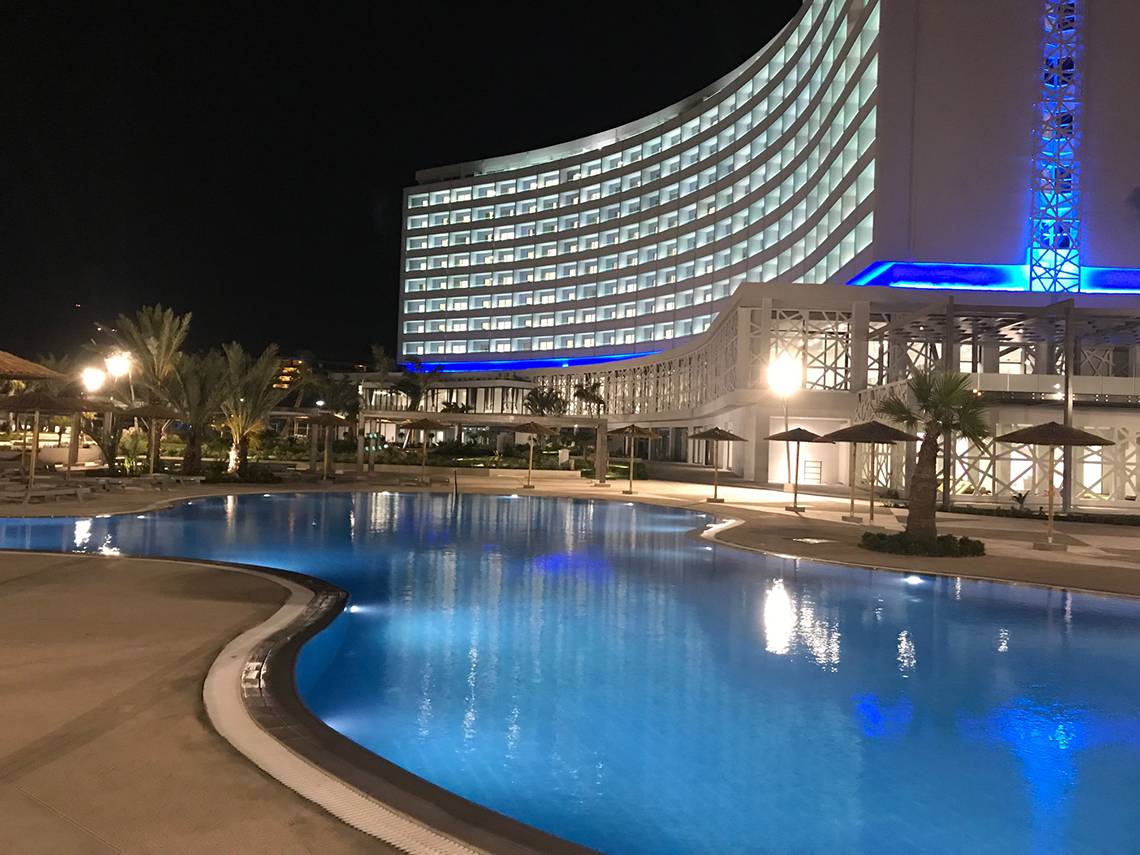 Akti Imperial Deluxe Resort & Spa Dolce by Wyndham bei Nacht mit leuchtendem Pool