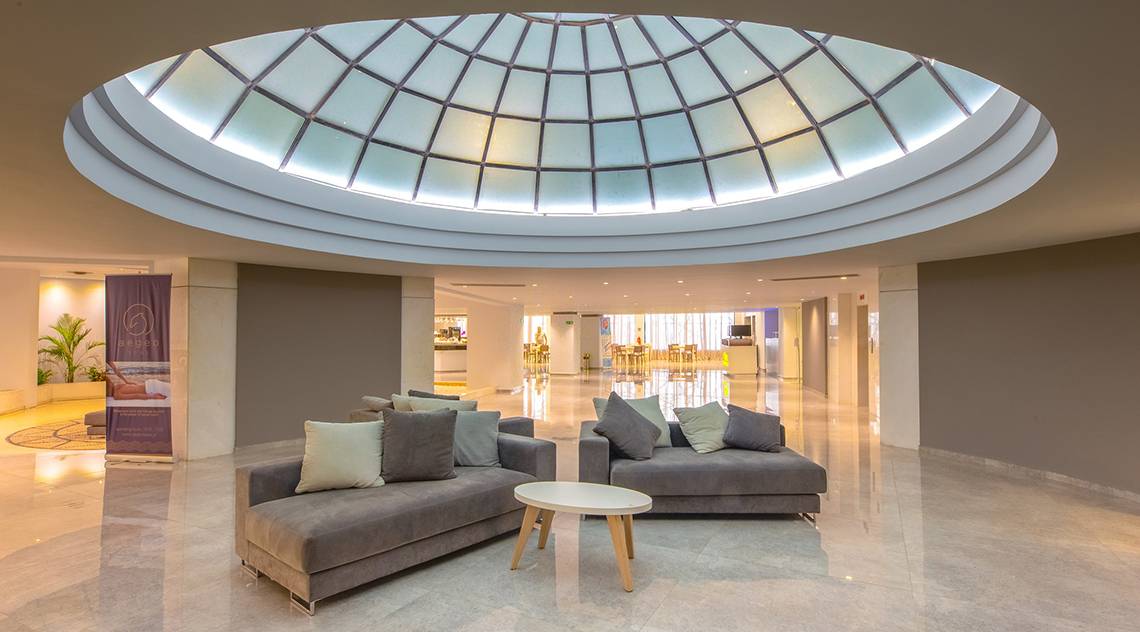 Hotellounge mit zwei Sofas, einem Tisch und einer Glaskuppel