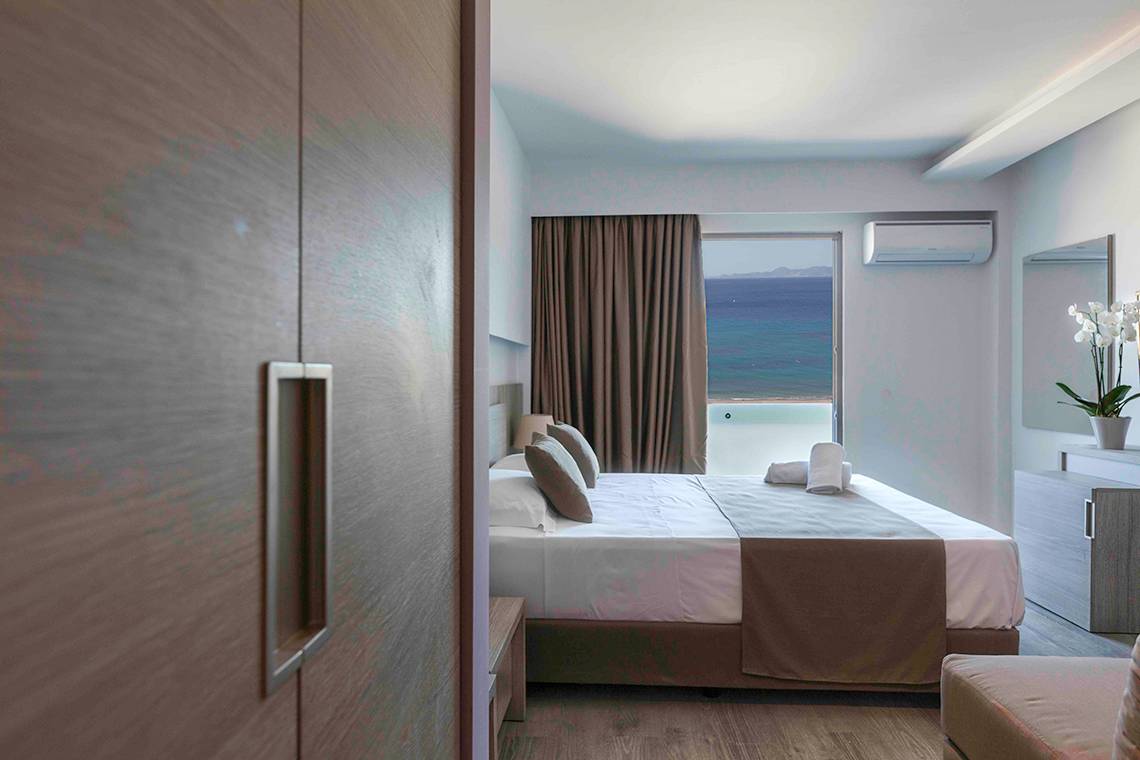 Schlafzimmer des Akti Imperial Deluxe Resorts mit Meerblick, modernes Design und komfortabler Einrichtung.