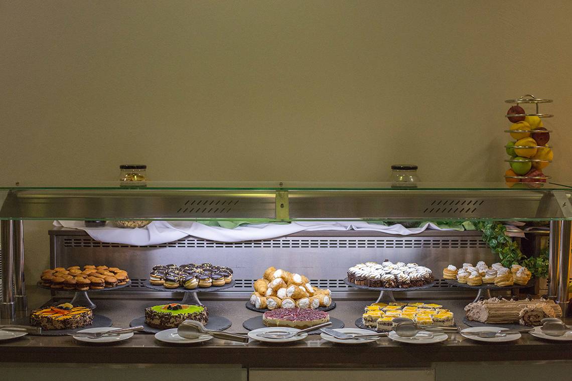 Buffet mit verschiedenen Desserts im Akti Imperial Deluxe Resort & Spa Dolce by Wyndham
