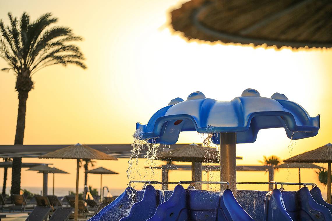 Wasserspiel im Akti Imperial Resort & Spa Dolce by Wyndham bei Sonnenuntergang