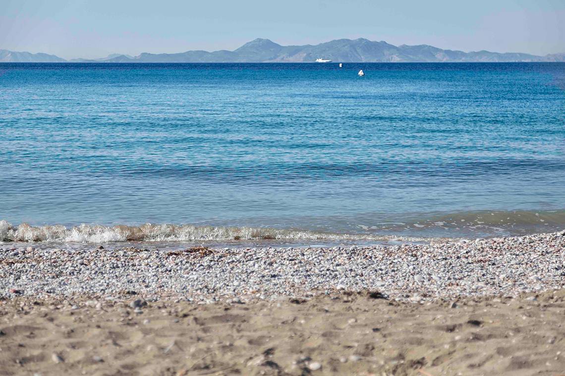Akti Imperial Deluxe Resort & Spa Dolce by Wyndham Strand mit blauem Meer und Bergen