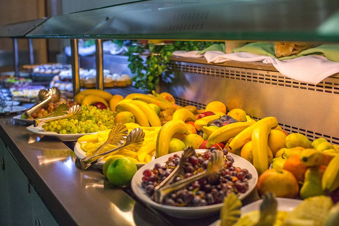 Buffet mit verschiedenen Früchten im Akti Imperial Deluxe Resort & Spa.