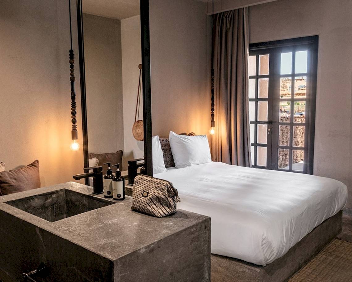 Zimmer im Cook's Club El Gouna mit Bett, Waschbecken und Fenster.