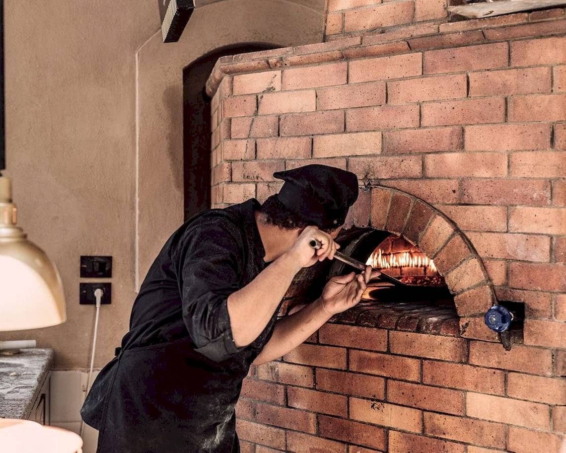 Ein Koch arbeitet in einem Backofen im Cook's Club El Gouna.