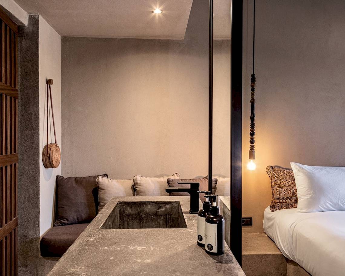 Zimmer im Cook's Club El Gouna mit Bett, Waschbecken, Sofa und Dekoration.