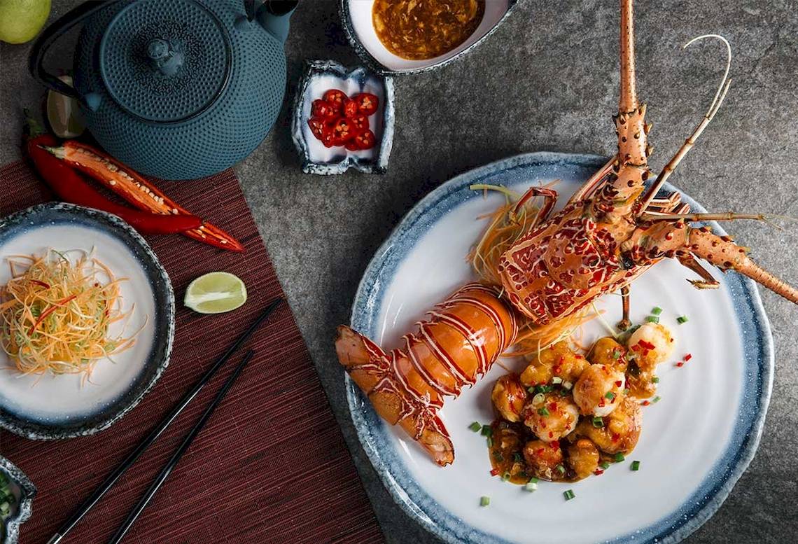 Essen mit Garnelen und Hummer am Kandima Maldives