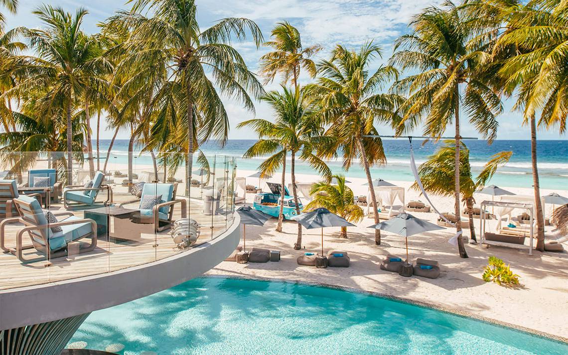 Außenpool-Terrasse des Finolhu Baa Atoll Maldives Hotels mit Blick auf den Strand