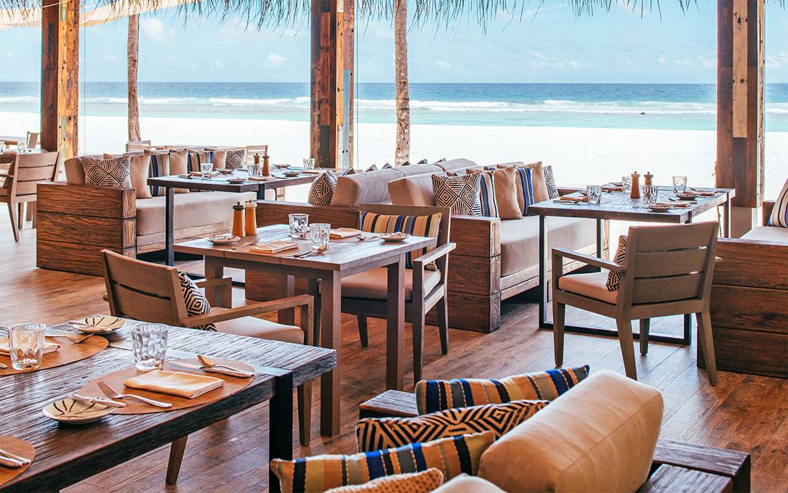 Innenbereich des Finolhu Baa Atoll Maldives Hotels mit Blick auf den Strand und das Meer.