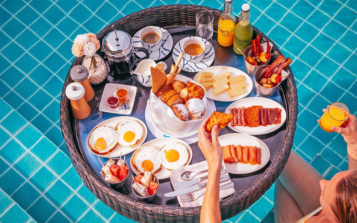 Frühstück am Pool im Finolhu Baa Atoll Maldives mit einer Auswahl an Speisen und Getränken.