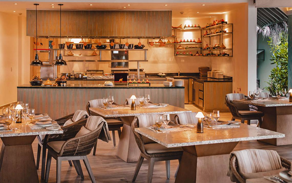 Innenansicht des Restaurants im Finolhu Baa Atoll Maldives mit modernen Esstischen und Stühlen.