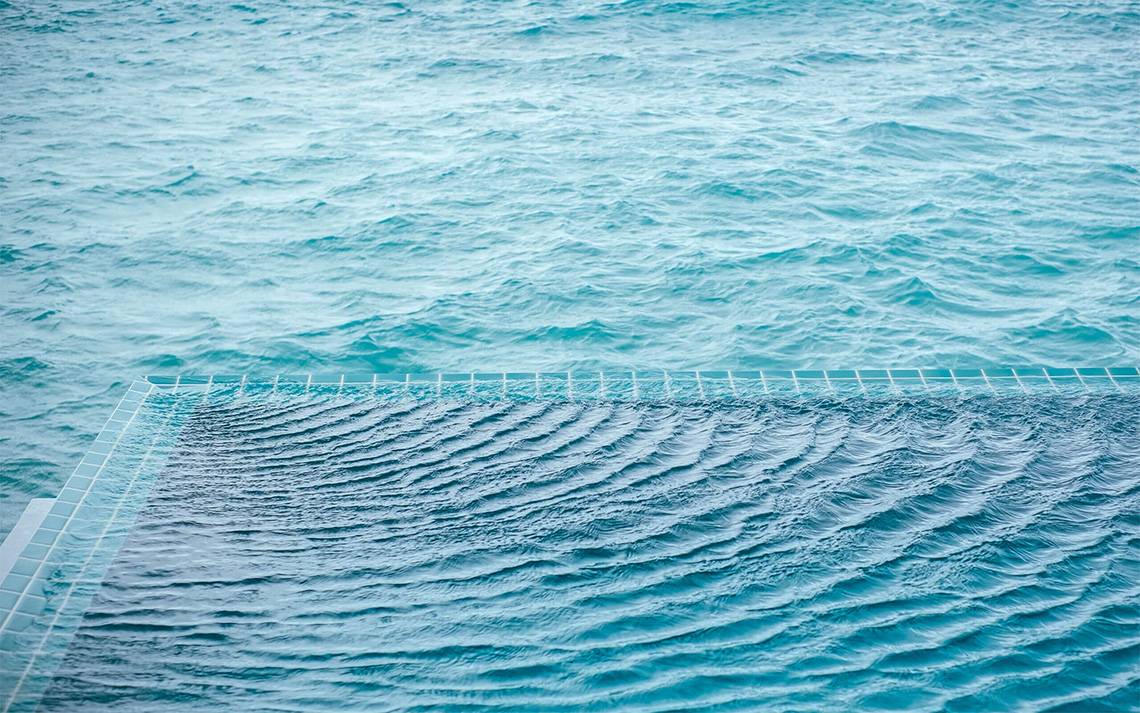 Pool am Meer im Finolhu Baa Atoll auf den Malediven