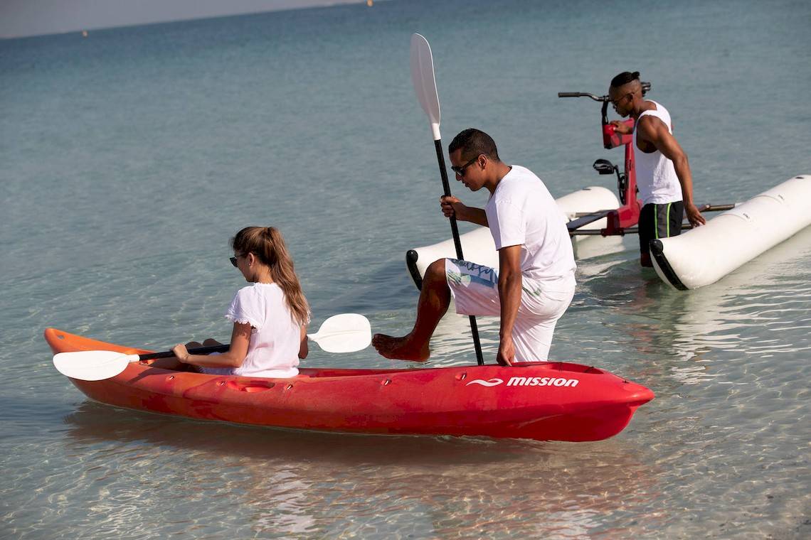 Zwei Männer und ein Mädchen im Kajak im Wasser im Jumeirah at Saadiyat Island Resort