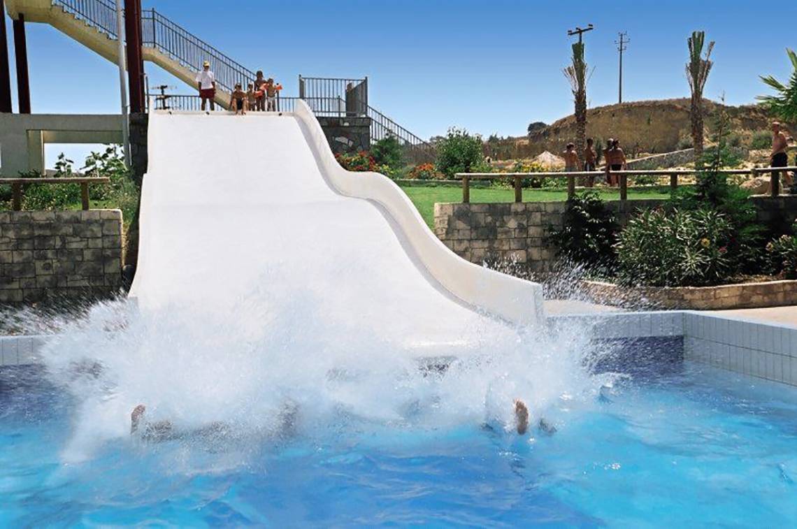 Wasserrutsche am Atlantis Beach Hotel in Kos mit Menschen, die sich amüsieren