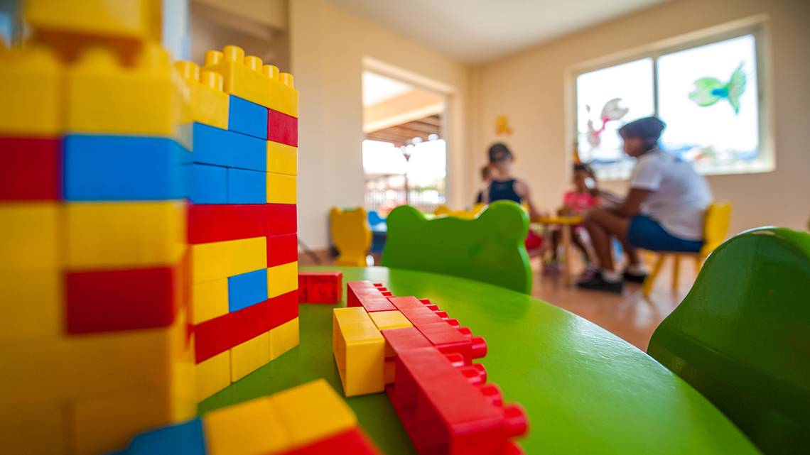 Farbige Lego-Bausteine auf einem grünen Tisch im Kinderbereich des Horizon Beach Resort.