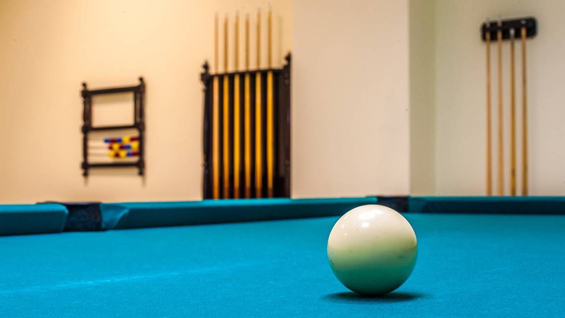 Ein Pooltisch im Horizon Beach Resort mit einer Kugel auf dem Tisch und einer Abacus an der Wand.