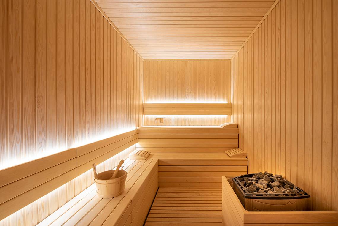 Innenansicht der Sauna im Horizon Beach Resort mit Holzwänden und Bänken.