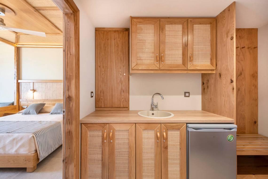 Innenansicht des Horizon Beach Resorts mit Schlafzimmer und Küche.