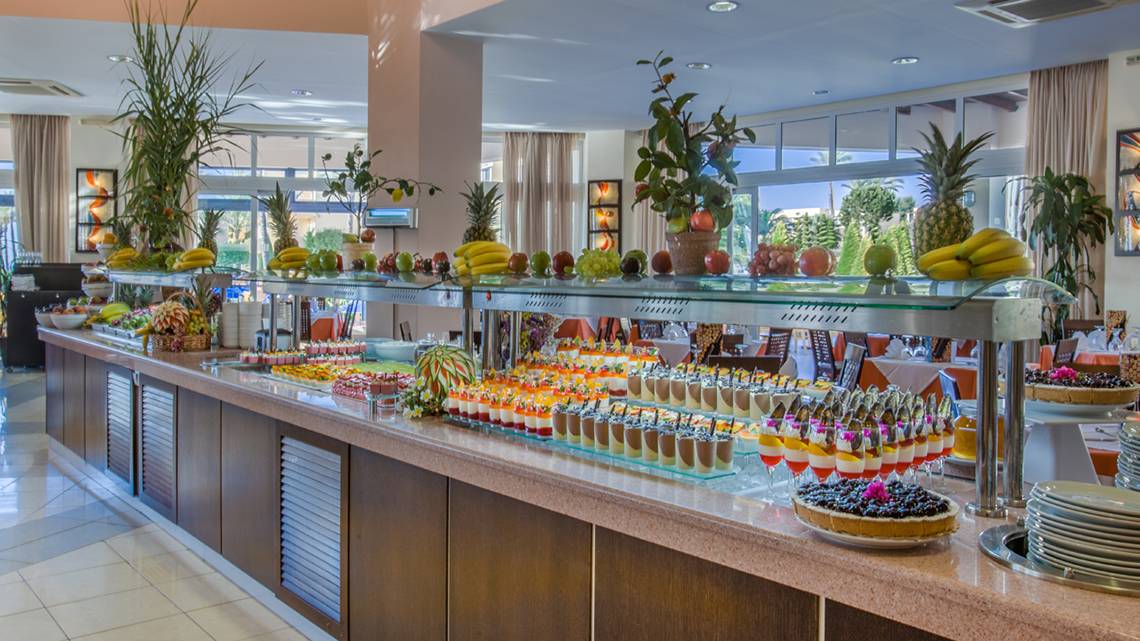 Buffettisch im Horizon Beach Resort mit verschiedenen Obstsalaten, Desserts und weiteren Gerichten.