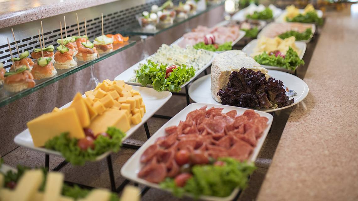 Buffet-Tisch im Horizon Beach Resort mit verschiedenen Vorspeisen wie Käse, Schinken und Salaten.