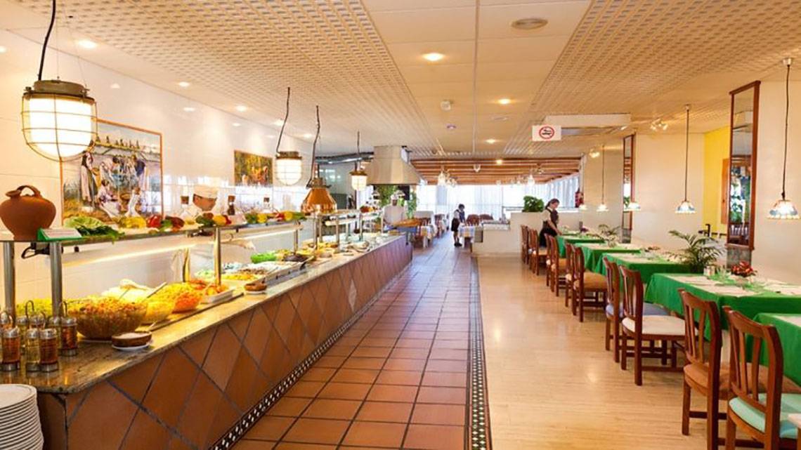 Innenansicht des Buffetbereichs im Restaurant des Europalace Hotels mit gedeckten Tischen und Speisen.