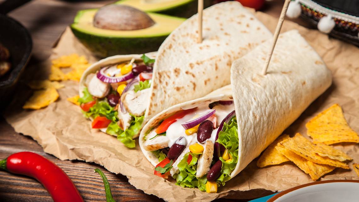 Gesunder Gemüsesalatschwarm mit Tortilla, Mais, Bohnen, Avocado und Tortillachips.