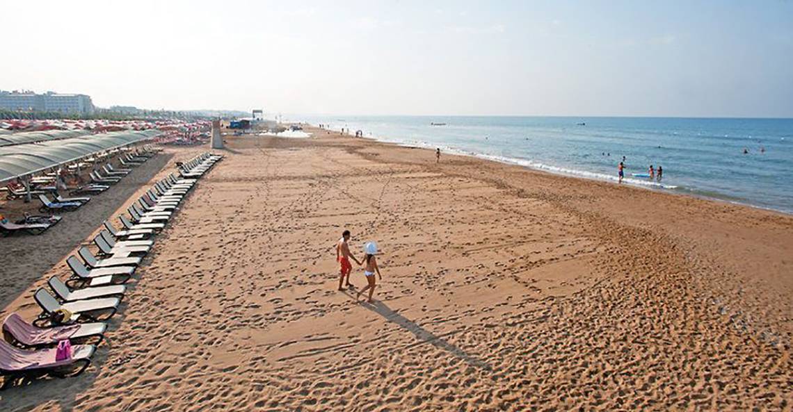 Luftaufnahme von einem Strand mit Sonnenliegen, Paar und Meer, Diamond Excellence Resort & Spa